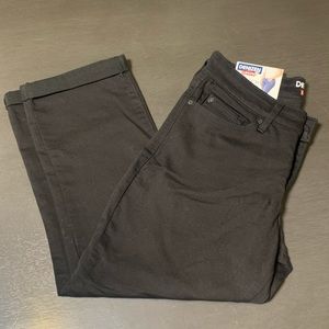 Denizen by Levi’s Modern Crop size: “6 misses” black cropped jeans